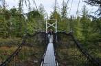 Ponte pênsil na trilha de Metlakatla, na área de Prince Rupert, na British Columbia, oeste do Canadá